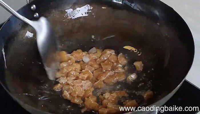 青红椒圈炒鸡丁做法 青红椒圈炒鸡丁怎么做