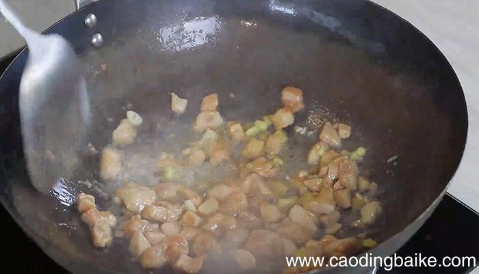青红椒圈炒鸡丁做法 青红椒圈炒鸡丁怎么做