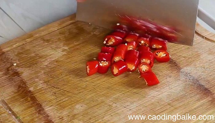 青红椒圈炒鸡丁做法 青红椒圈炒鸡丁怎么做