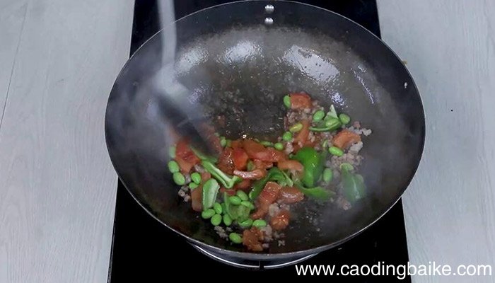 青椒番茄炒毛豆做法 青椒番茄炒毛豆怎么做