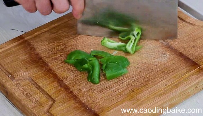 青椒番茄炒毛豆做法 青椒番茄炒毛豆怎么做