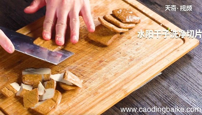 青椒炒水阳干子的做法 青椒炒水阳干子怎么做