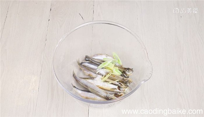 香煎多春鱼的做法 香煎多春鱼怎么做