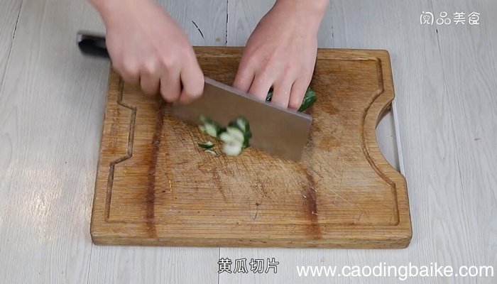 番茄炒黄瓜炒鸡蛋的做法 番茄炒黄瓜炒鸡蛋怎么做