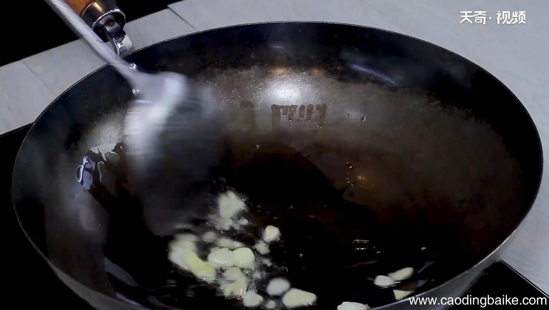 清炒茭白木耳的做法 清炒茭白木耳怎么做