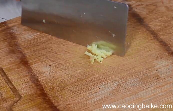 清炒茭白木耳的做法 清炒茭白木耳怎么做