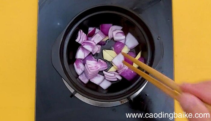 砂锅里脊土豆如何炖 砂锅里脊土豆的做法