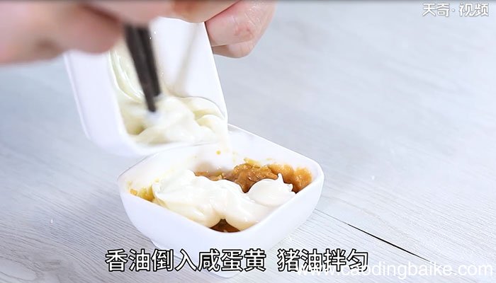 咸蛋黄拌方便面怎么做 咸蛋黄拌方便面的做法