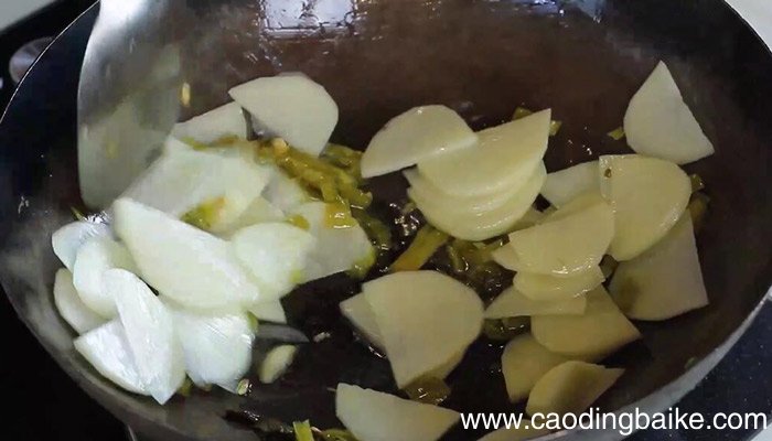 酸菜炒土豆片做法 酸菜炒土豆片怎么做