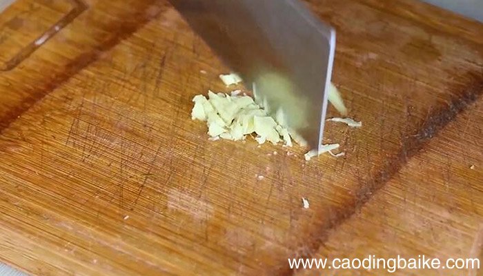酸菜炒土豆片做法 酸菜炒土豆片怎么做