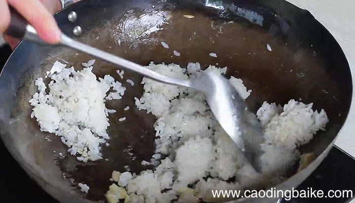 蒜香鸡蛋炒米饭制作 蒜香鸡蛋炒米饭的做法