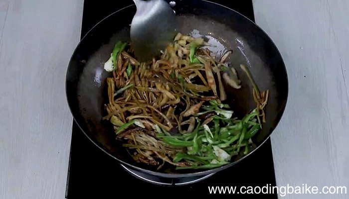 笋干香菇炒青椒的做法 笋干香菇炒青椒怎么做