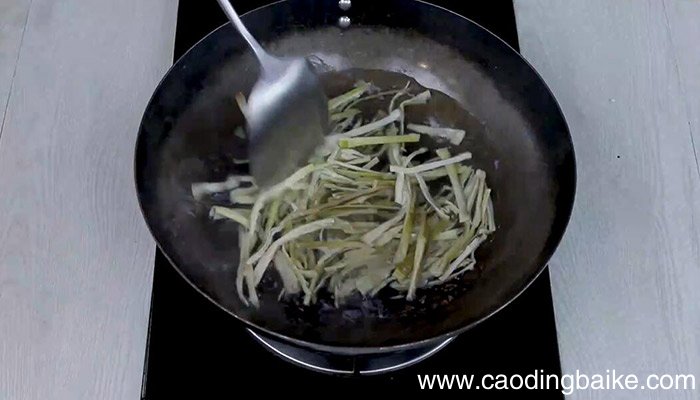 笋干香菇炒青椒的做法 笋干香菇炒青椒怎么做