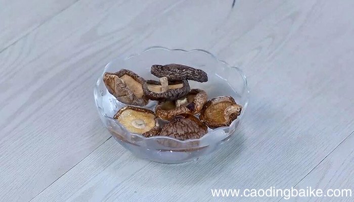 笋干香菇炒青椒的做法 笋干香菇炒青椒怎么做