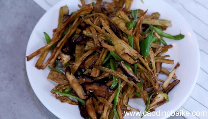 笋干香菇炒青椒的做法 笋干香菇炒青椒怎么做