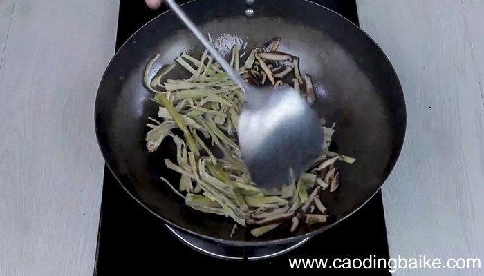 笋干香菇炒青椒的做法 笋干香菇炒青椒怎么做