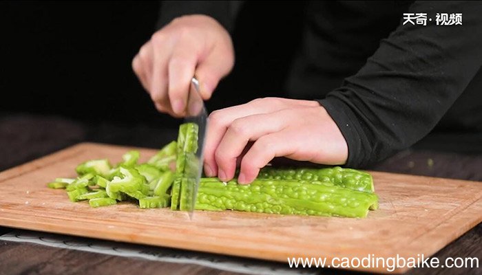 苦瓜炒油豆腐的做法 苦瓜炒油豆腐怎么做