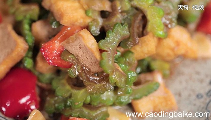 苦瓜炒油豆腐的做法 苦瓜炒油豆腐怎么做