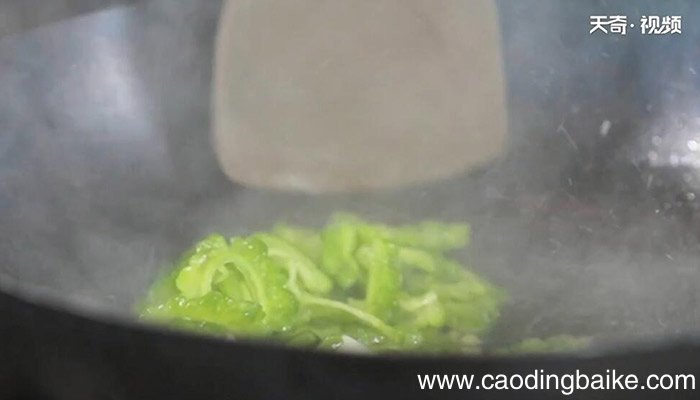 苦瓜炒油豆腐的做法 苦瓜炒油豆腐怎么做