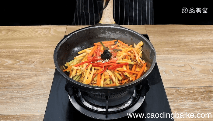 鸡腿菇炒三丝 鸡腿菇炒三丝的做法