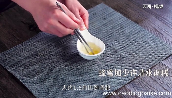 家庭版烤乳鸽的做法 家庭版烤乳鸽怎么做