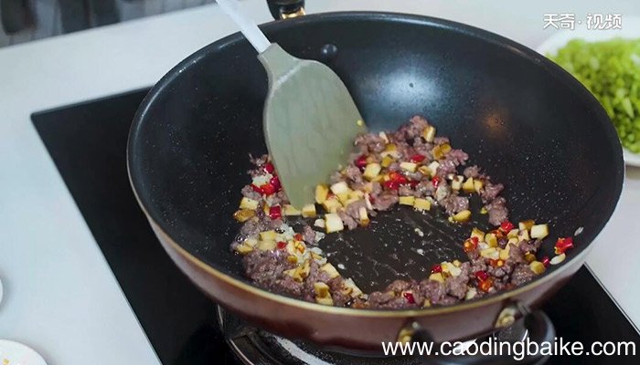 芹菜牛肉粒的做法 芹菜牛肉粒怎么做