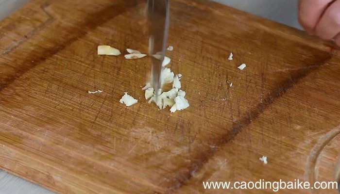 酸豆角炒鲜鱿是怎么做的 酸豆角炒鲜鱿的做法