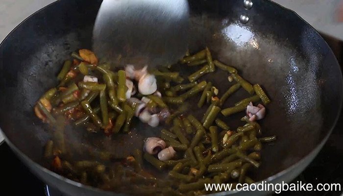 酸豆角炒鲜鱿是怎么做的 酸豆角炒鲜鱿的做法