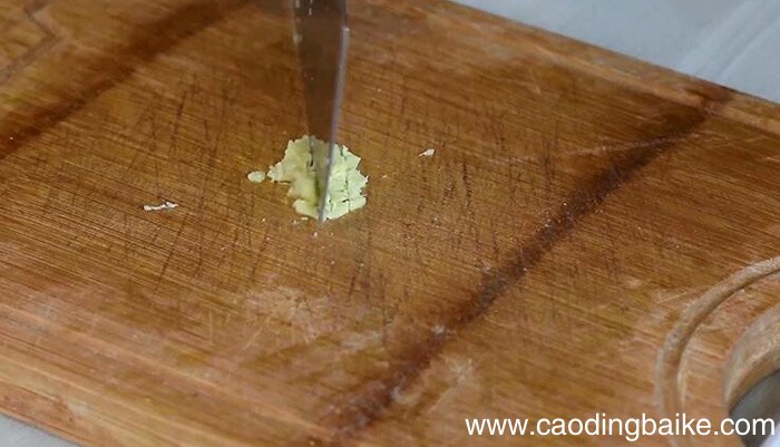 酸豆角炒鲜鱿是怎么做的 酸豆角炒鲜鱿的做法