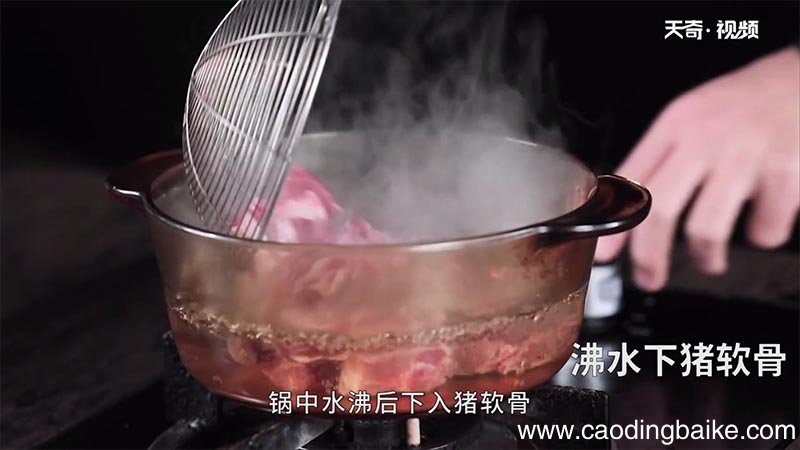 猪软骨焖黄豆的做法 猪软骨焖黄豆怎么做