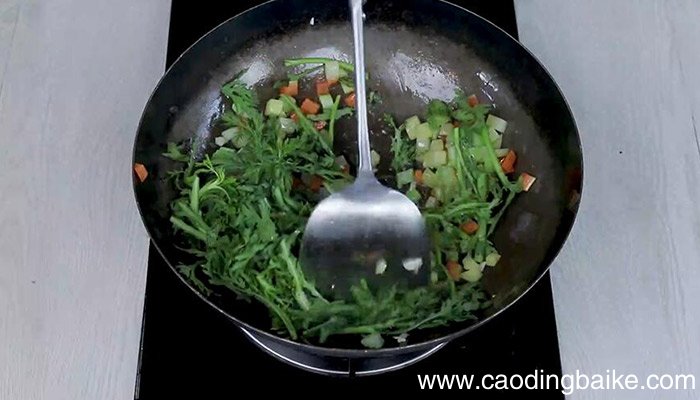 茼蒿菜炒三丁的做法 茼蒿菜炒三丁怎么做