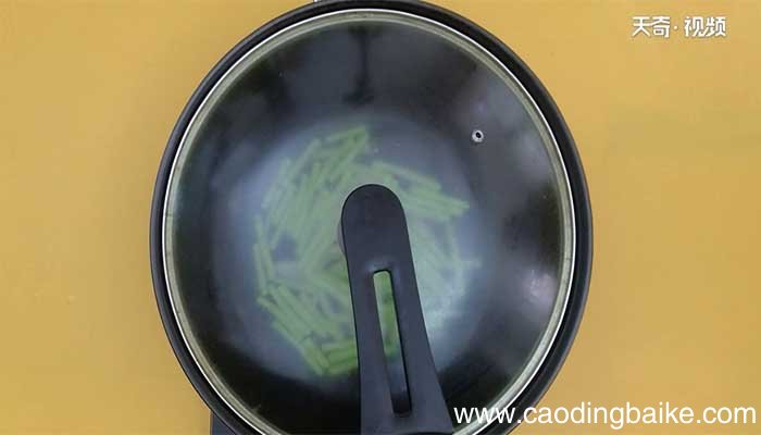 土豆茄子炒豆角的做法 土豆茄子炒豆角怎么做