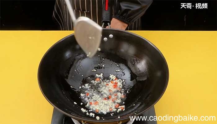 土豆茄子炒豆角的做法 土豆茄子炒豆角怎么做