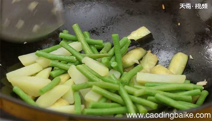 土豆茄子炒豆角的做法 土豆茄子炒豆角怎么做