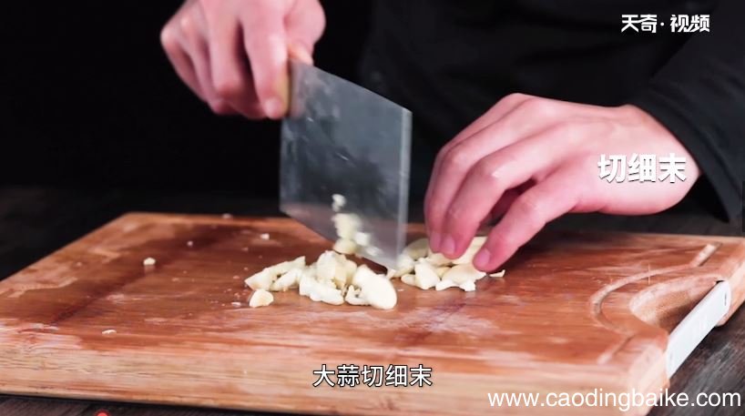 蒜香烤猪蹄怎么做 蒜香烤猪蹄的做法是什么