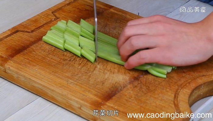 芹菜小蘑菇炒肉的做法 芹菜小蘑菇炒肉怎么做