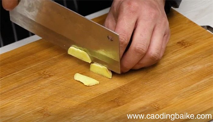 炒彩色鱼片怎么做 炒彩色鱼片的做法
