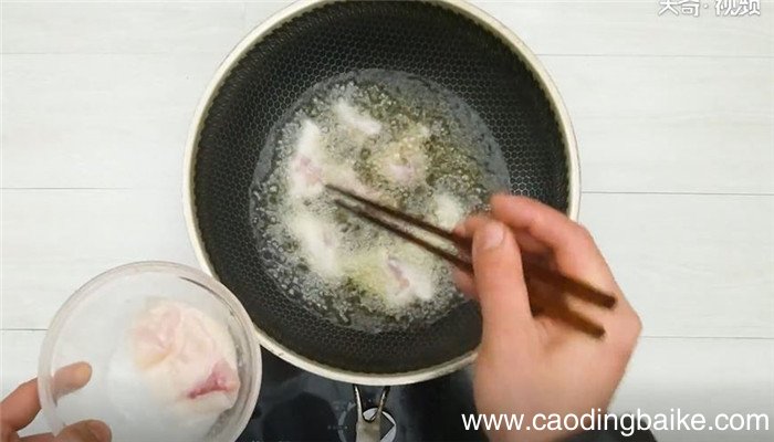 炒彩色鱼片怎么做 炒彩色鱼片的做法