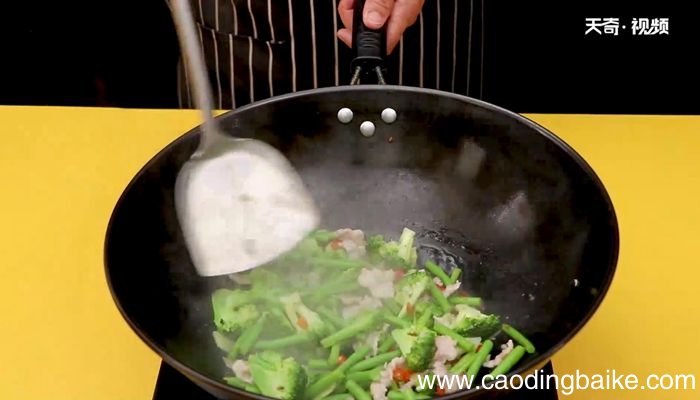 西兰花豆角炒肉的做法西兰花豆角炒肉怎么做