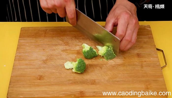 西兰花豆角炒肉的做法西兰花豆角炒肉怎么做