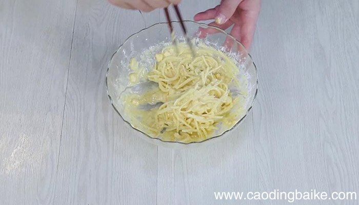 香煎玉米土豆饼做法 香煎玉米土豆饼的家常做法
