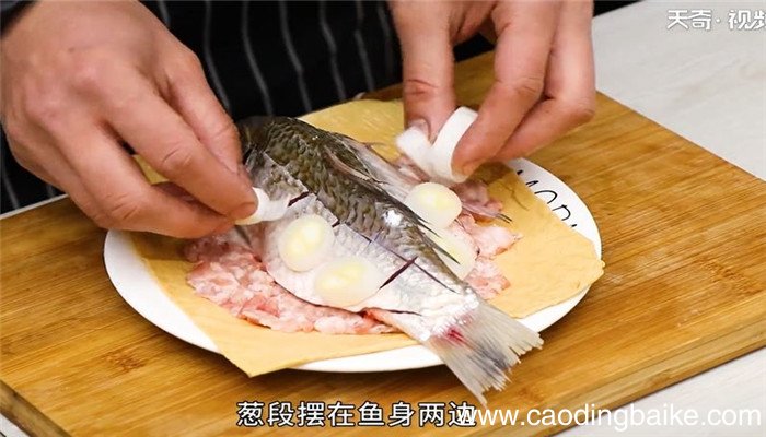 腐皮蒸鲫鱼怎么做 腐皮蒸鲫鱼的做法