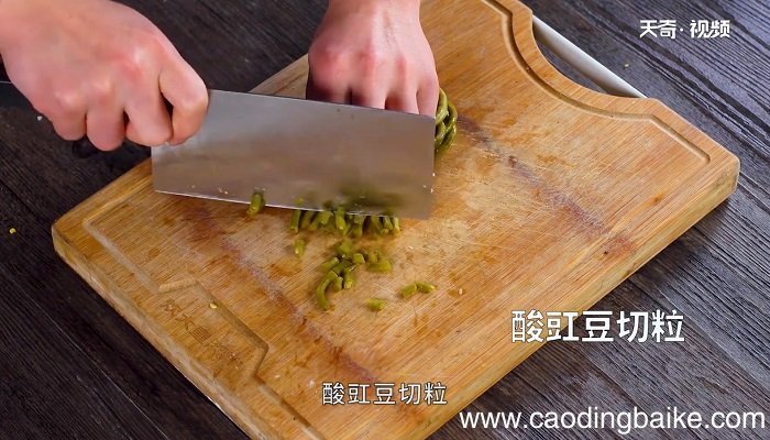 酸豇豆炒鸭胗怎么做 酸豇豆炒鸭胗咋做