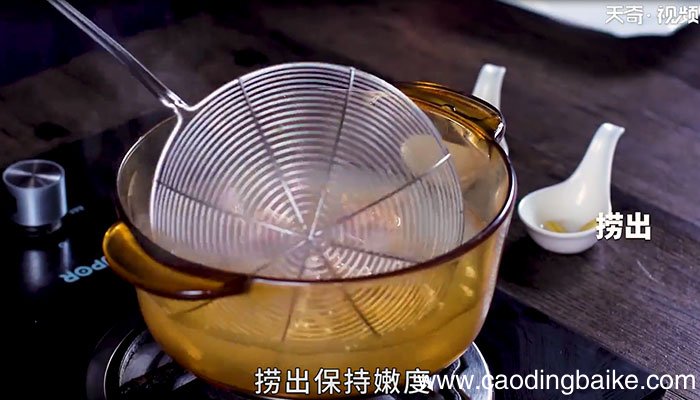 酸豆角焖小公鸡怎么做酸豆角焖小公鸡的做法
