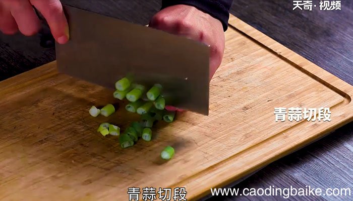 酸豆角焖小公鸡怎么做酸豆角焖小公鸡的做法