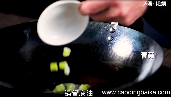 酸豆角焖小公鸡怎么做酸豆角焖小公鸡的做法