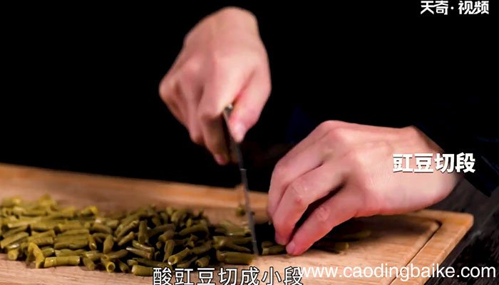 酸豆角焖小公鸡怎么做酸豆角焖小公鸡的做法