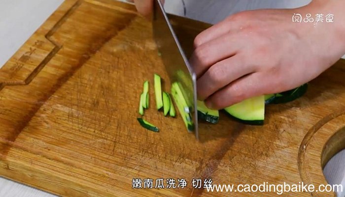 嫩南瓜炒麻花的做法 嫩南瓜炒麻花怎么做