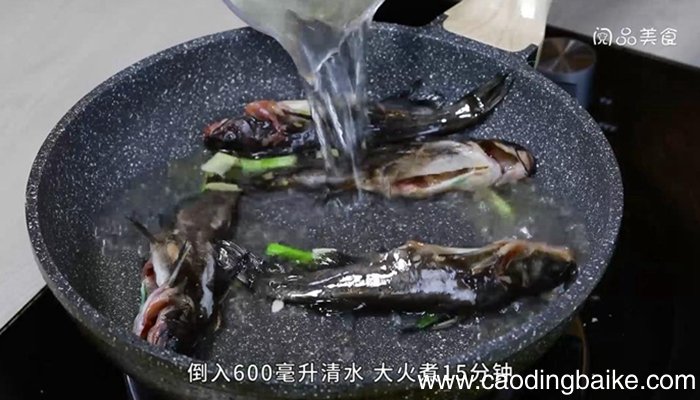 青椒紫苏黄骨鱼汤的做法 青椒紫苏黄骨鱼汤怎么做