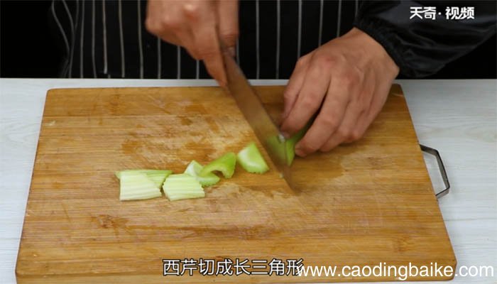 西芹百合炒腰果的做法 西芹百合炒腰果怎么做